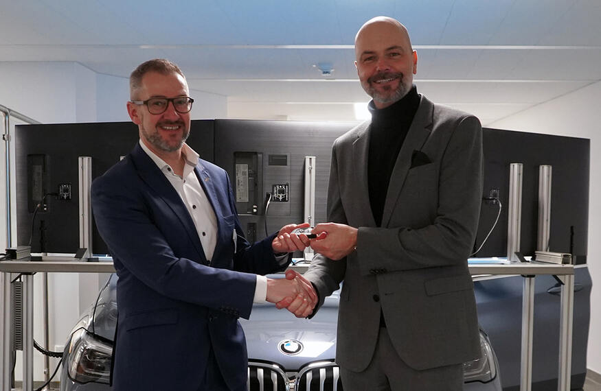 Matthias Hortmann übergibt das Coaching Car von BMW offiziell an Alexander Heim.