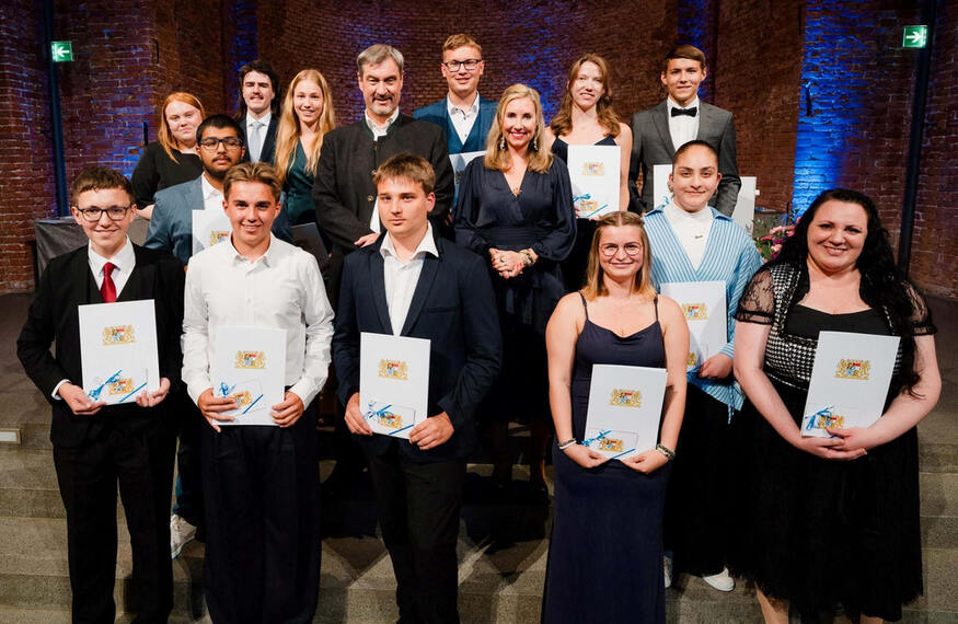 Ministerpräsident Dr. Markus Söder (Mitte) und Ministerin Anna Stolz (rechts neben ihm) mit den ausgezeichneten jungen Menschen, darunter Giuliana Falger (vorne rechts).